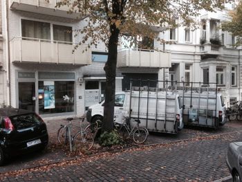 Außenaufnahme mit Firmenfahrzeugen der Glaserei Göde in Hamburg Eimsbüttel