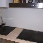 Küchenrückwand aus weißem Farbglas in Hamburg