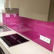 Küchenrückwand aus pinken Farbglas in Hamburg